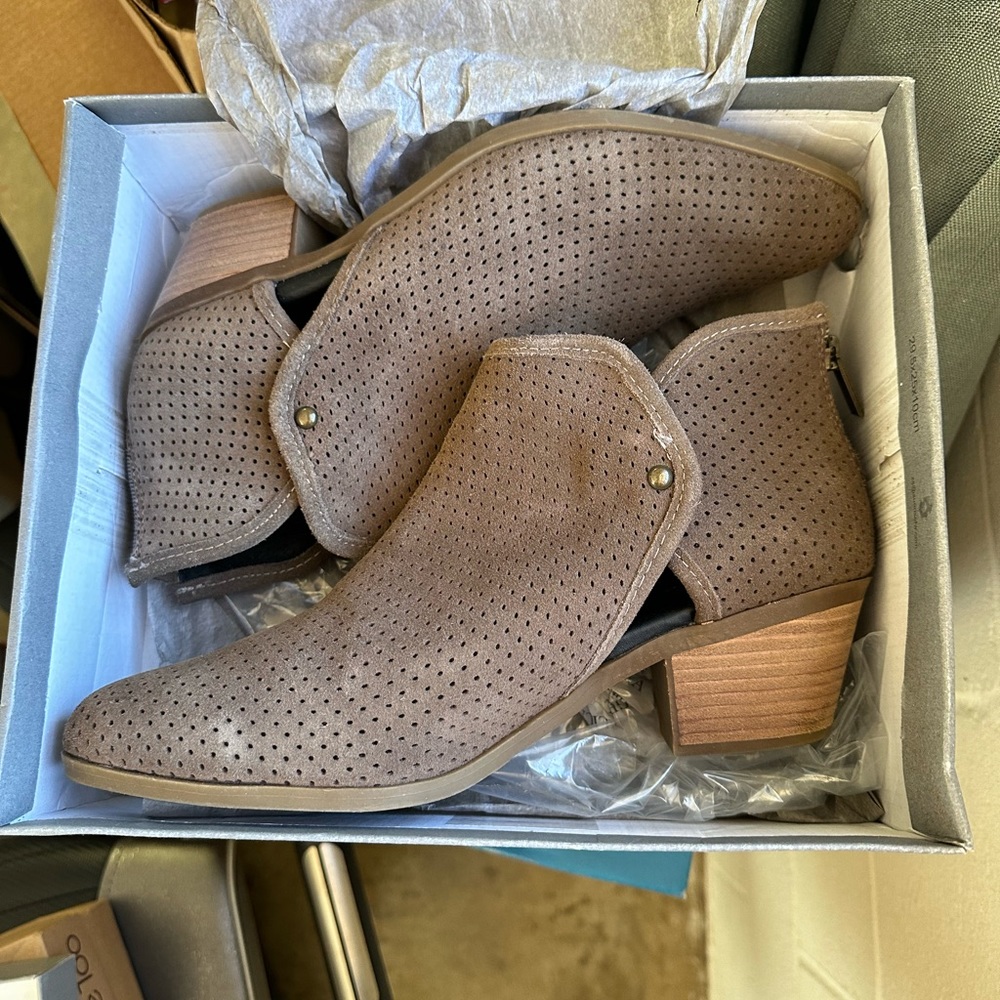 Like New Women’s Suede leather ankle boots